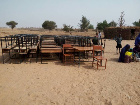 Consegna materiale scuola di Tamou Kaina